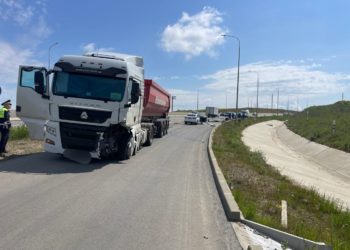 На Кубани 43-летний водитель электромобиля врезался в грузовик и погиб