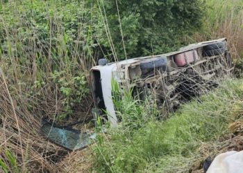 На Кубани водитель автобуса опрокинулся в канал и погиб