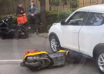 В Сочи Nissan сбил курьера на мопеде