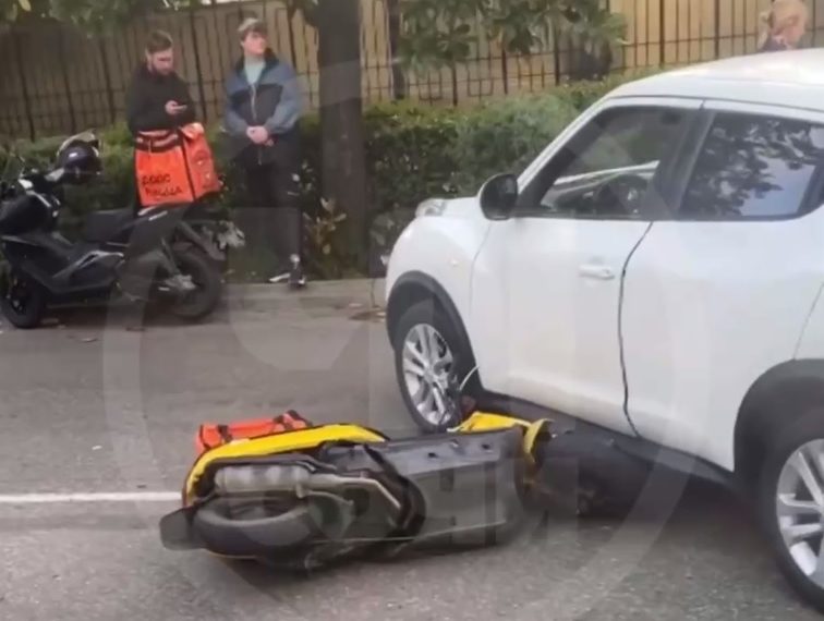 В Сочи Nissan сбил курьера на мопеде