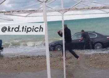 На Кубани пьяные туристы из Италии утопили BMW в Черном море