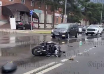 В Краснодаре мотоциклист врезался в «Ниву» и попал в больницу