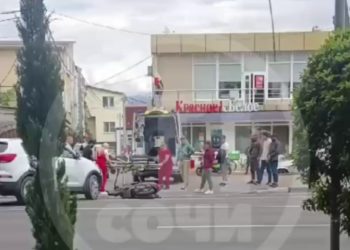 В Сочи кроссовер сбил человека на мопеде
