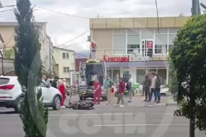 В Сочи кроссовер сбил человека на мопеде