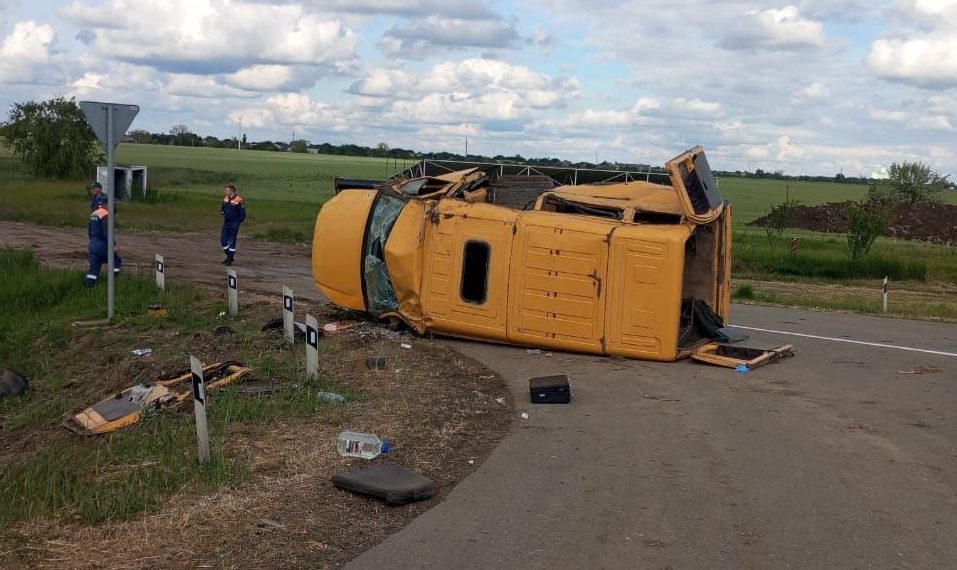 В ДТП с «Газелью» на Кубани погибла женщина, еще 8 человек пострадали