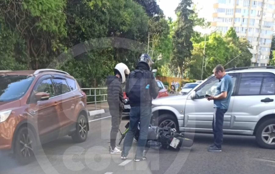 В Сочи автомобиль сбил мотоциклиста