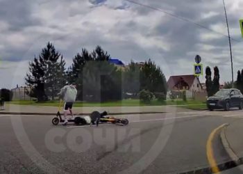 В Сириусе девушка упала с самоката на дороге и разбила лицо