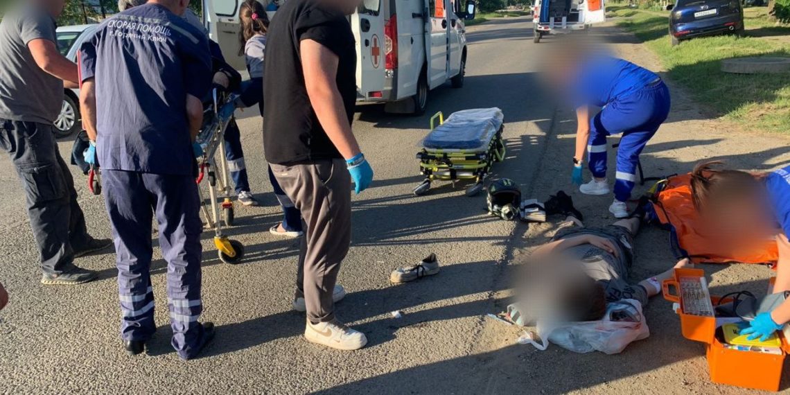 В ДТП с мотоциклом и легковушкой на Кубани пострадали двое 15-летних подростков