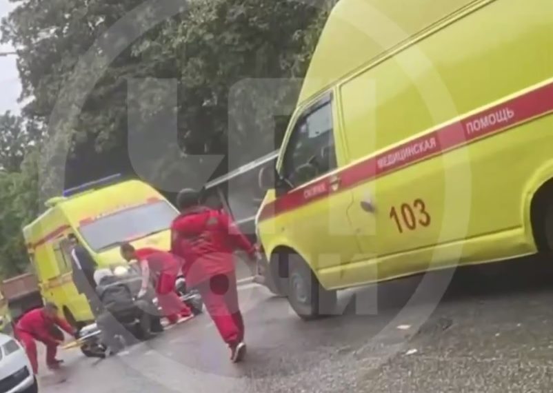 В центре Сочи автомобиль сбил на зебре человека