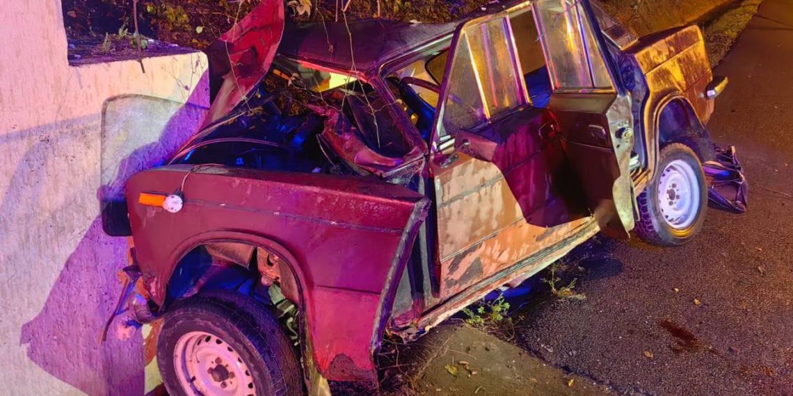 В Сочи водитель «Жигулей» врезался в ограждение и погиб