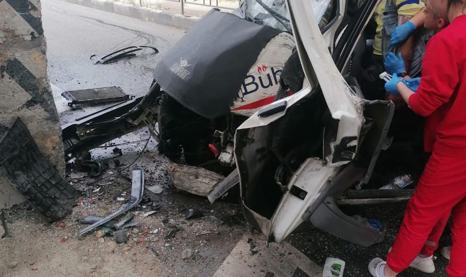 В Новороссийске спасатели деблокировали зажатого в салоне автомобиля водителя