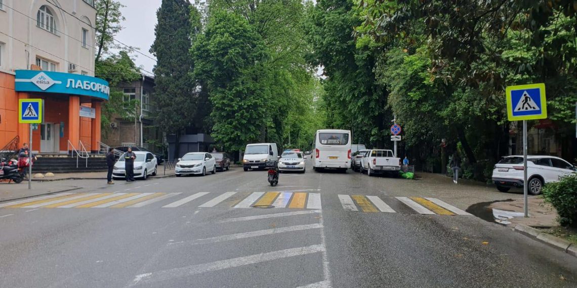 В Сочи водитель мопеда сбил 16-летнего подростка