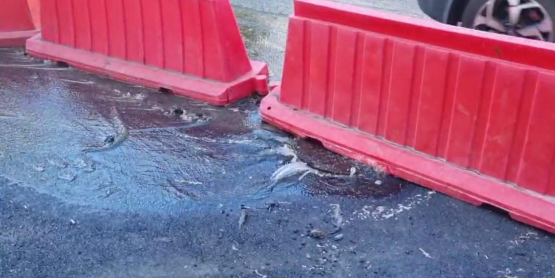 В Сочи дорогу залило фекалиями