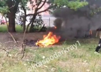 В Краснодаре подростки разожгли костер из резины во дворе
