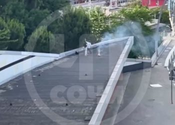 В Сочи подростки разожгли костер на крыше