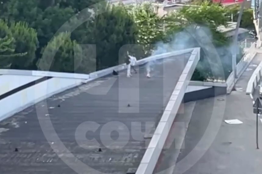 В Сочи подростки разожгли костер на крыше