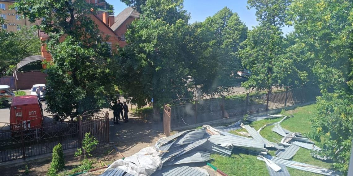 Из-за срыва кровли в школе в Краснодаре пострадали около 12 детей