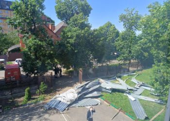 Из-за срыва кровли в школе в Краснодаре пострадали около 12 детей