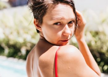 В Сочи любительница загорать топлес на пляже попала на видео