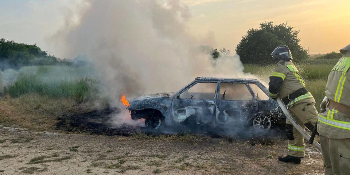 В Адыгее 3-летняя девочка заживо сгорела в машине. Родители собирали клубнику