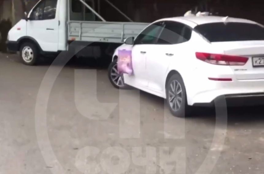 В Сочи закидали мусором неправильно припаркованный автомобиль