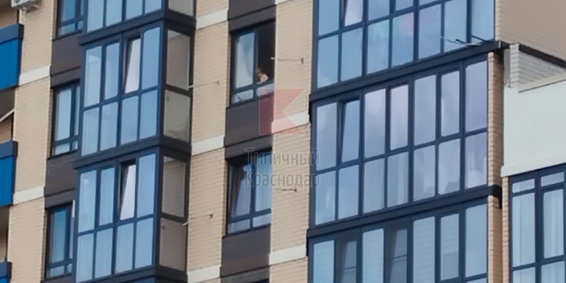 В Краснодаре ребенок чуть не выпал с 22-го этажа