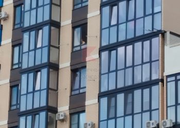 В Краснодаре ребенок чуть не выпал с 22-го этажа