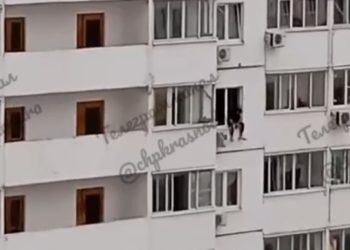 В Краснодаре мужчина вылез из окна на 14-м этаже