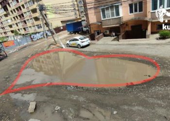 В одном из районов Краснодара нашли огромную лужу в форме сердца