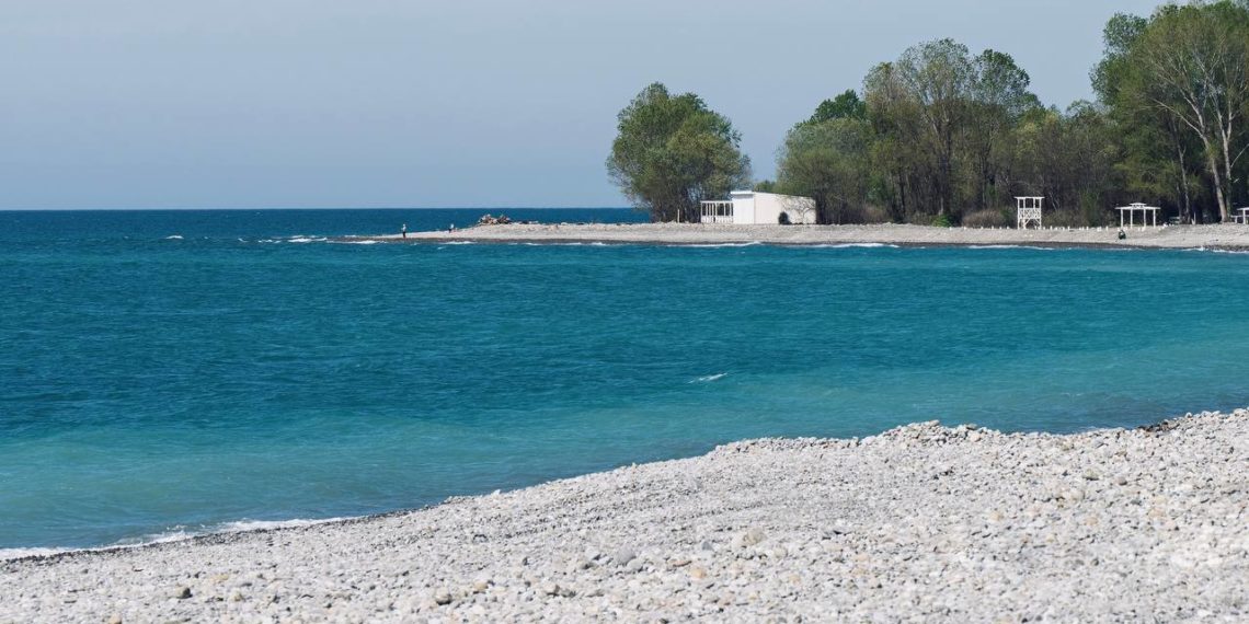 В Сочи больше 60 пляжей открылись в формате рекреационных зон