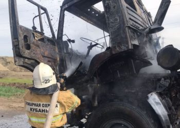 На Кубани попал в больницу водитель загоревшегося КамАЗа