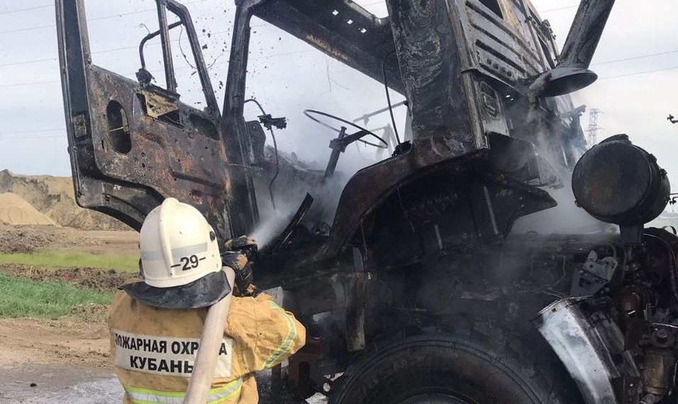 На Кубани попал в больницу водитель загоревшегося КамАЗа