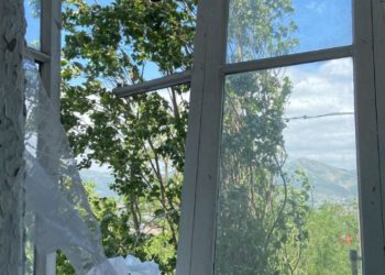 Спасатели починили раму балкона пожилой женщине в Новороссийске