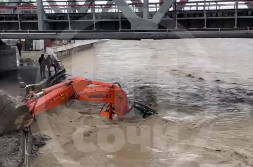 В Сочи река чуть не смыла экскаватор в море