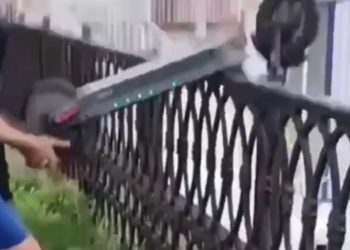 В Краснодаре дети утопили арендованный самокат в реке