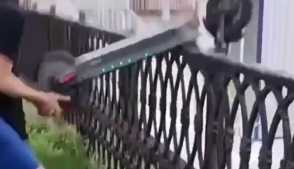 В Краснодаре дети утопили арендованный самокат в реке