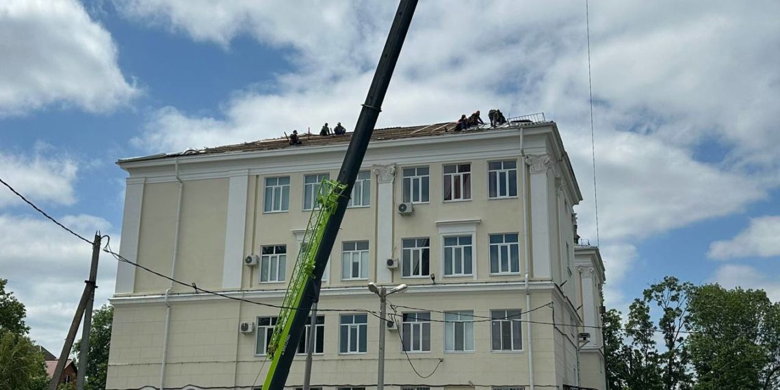 Двое пострадавших от падения с крыши школы в Краснодаре идут на поправку