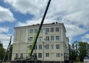 Двое пострадавших от падения с крыши школы в Краснодаре идут на поправку