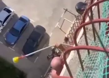 В Сочи мужчины на балконах подрались швабрами