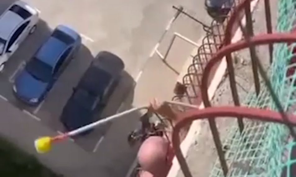 В Сочи мужчины на балконах подрались швабрами