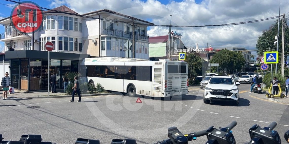 В Сириусе пассажирский автобус въехал в магазин сувениров