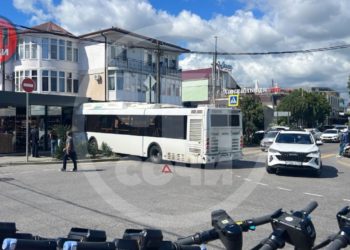 В Сириусе пассажирский автобус въехал в магазин сувениров 