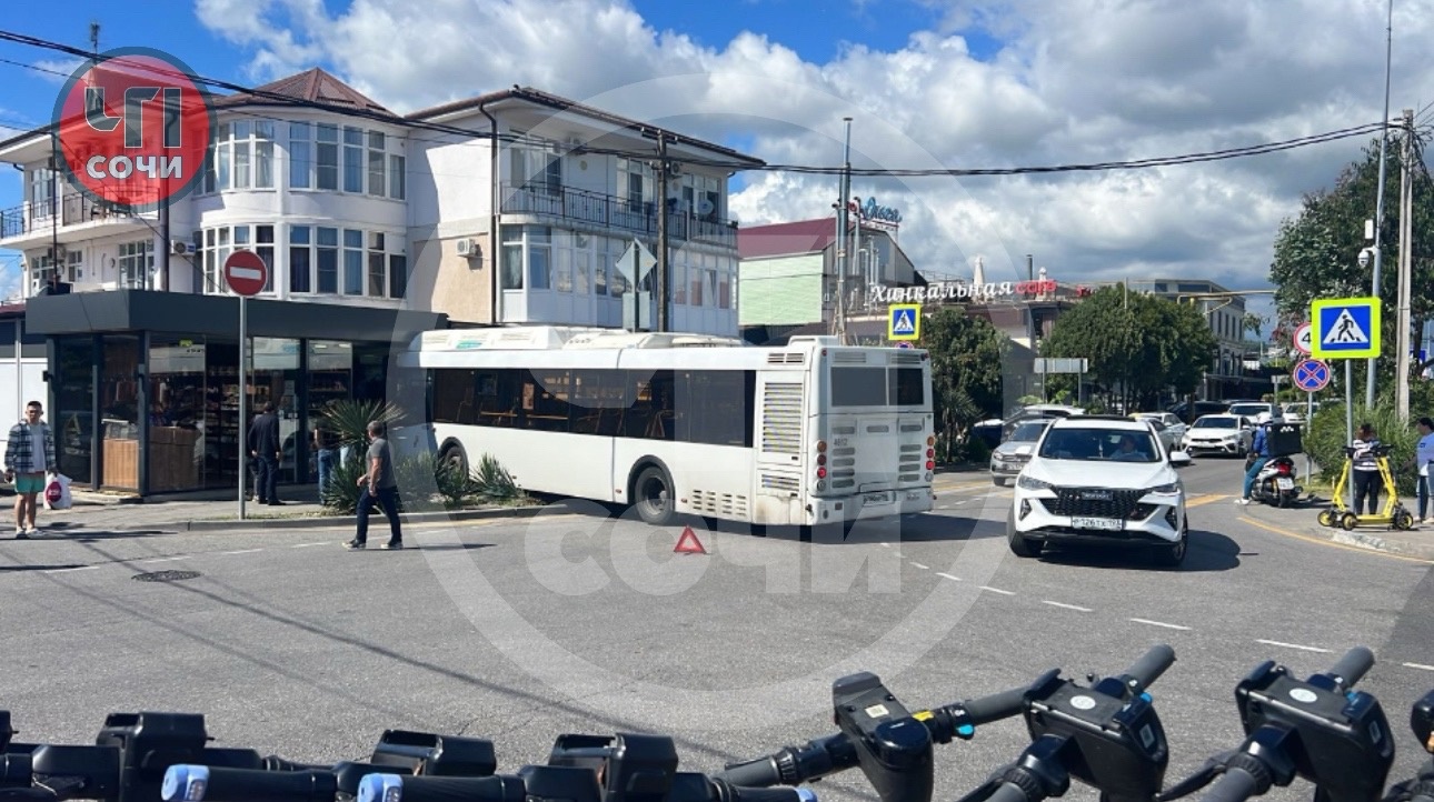 В Сириусе пассажирский автобус въехал в магазин сувениров | 17.05.2024 |  Сочи - БезФормата