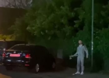 В Краснодаре мужчина с топором несколько дней разгуливает по улице