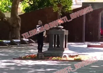 В Новороссийске мужчина прикурил сигарету от Вечного огня