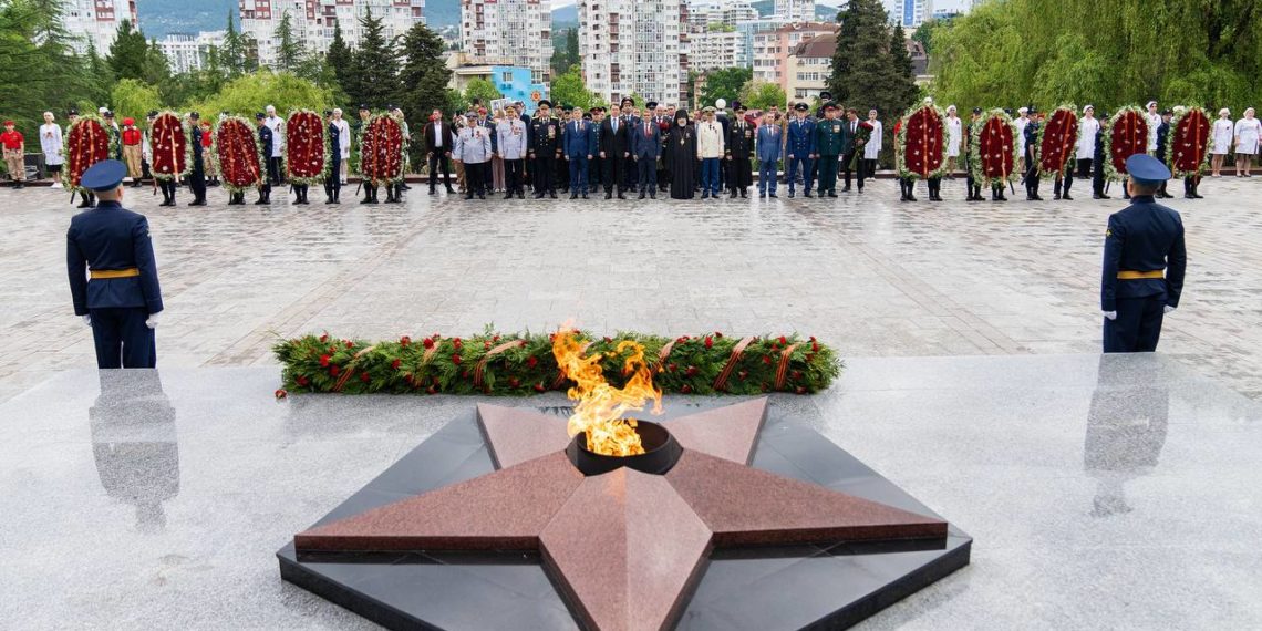 Копайгородский: в Сочи возложили цветы к Вечному Огню и Аллее Маршалов