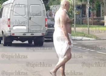 Известны подробности о мужчине, который ходит по Краснодару босиком и в простыне