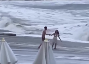 В Сочи пропавшая в море 20-летняя девушка попала на видео