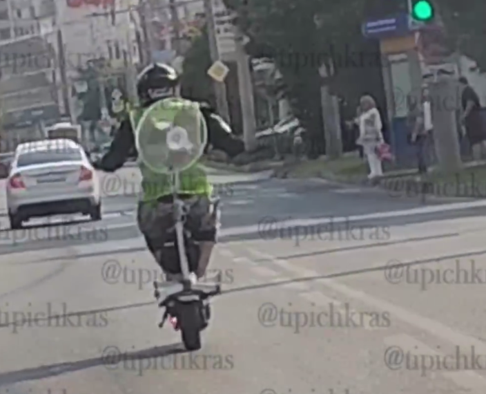 Карлсон купил электросамокат и катается по Краснодару