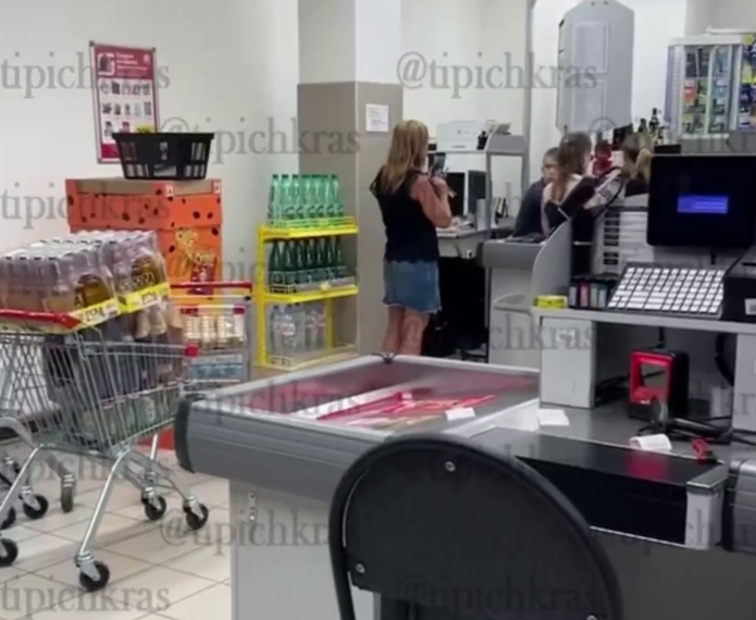 Женщина устроила безобразный скандал в краснодарском гипермаркете